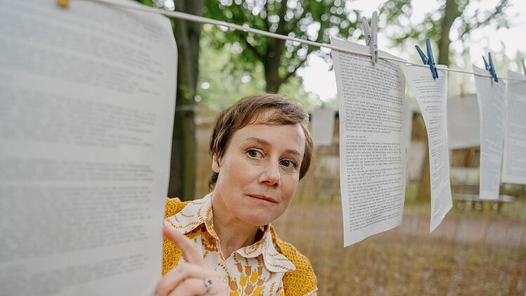 Rose (Eva L&ouml;bau) bereitet sich gerade auf die Predigtpr&uuml;fung f&uuml;r ihre Ausbildung zur Pastoralalreferentin  
vor. Ihren Mann Hadi interessiert das wenig. Er m&ouml;chte, dass sie seine durcheinandergeratenen Manuskriptseiten ordnet. Dabei setzt Rose gleich mal den Rotstift an ...