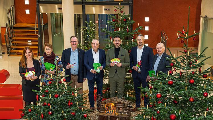 Kinderbaum in Coburg: Weihnachtsgeschenke f&uuml;r bed&uuml;rftige Kinder