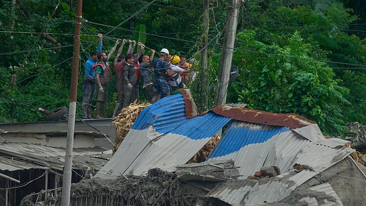 Sturzflut an Grenze zwischen China und Nepal