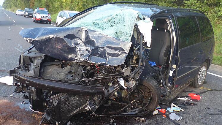 In diesem VW Sharan starb der Autofahrer.