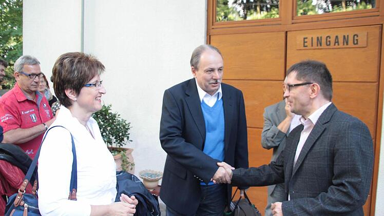 Redaktionsleiter Alexander Müller (rechts) und Rüdiger Köhler, geschäftsführender Beamter am Landratsamt.