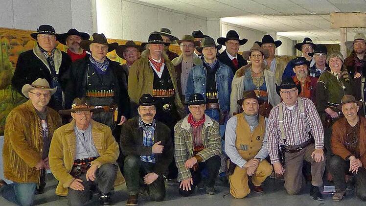 Eine illustre Gesellschaft: Eine Rekordbeteiligung verzeichneten "Light Rock Cowboys" der königlich-privilegierten Scharfschützengesellschaft bei ihrer "Winter-Challenge". - Foto: kag
