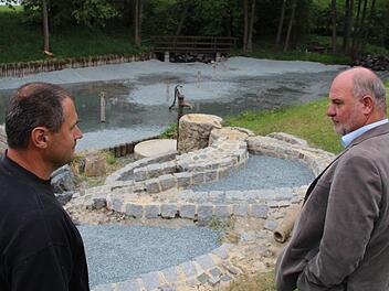 Bürgermeister Ralf Holzmann (rechts) und Bauhofmitarbeiter Christian Burdich besprechen am sanieren Naturbadeweiher die letzten Arbeiten vor Beginn der neuen Saison. Foto: Matthias Beetz