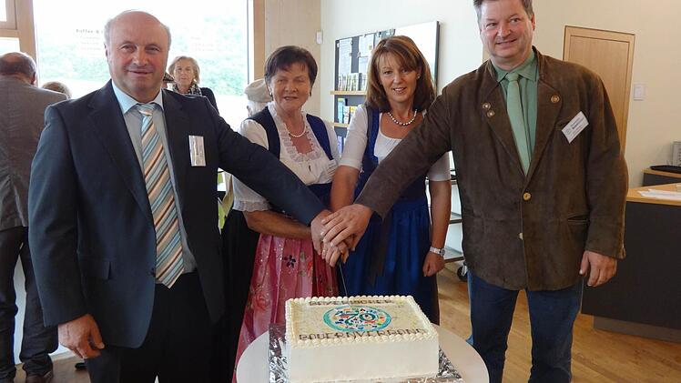 Zum 70jährigen Bestehen der BBV-Kreisverbände Haßberge und Schweinfurt gab es natürlich eine Geburtstagstorte, die die Kreisobmänner Konrad Klein (links) und Klaus Merkel und die Kreisbäuerinnen Sieglinde Fackelmann und Cäcilie Werner.