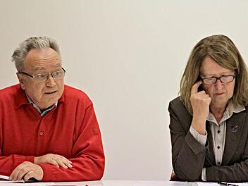 Franz Josef Zeheter under Irmgard Ruhhammer warben für die Eingliederung in die Kreis-VHS. Foto: Helmut Will