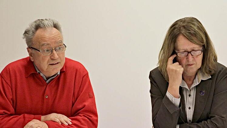 Franz Josef Zeheter under Irmgard Ruhhammer warben für die Eingliederung in die Kreis-VHS. Foto: Helmut Will