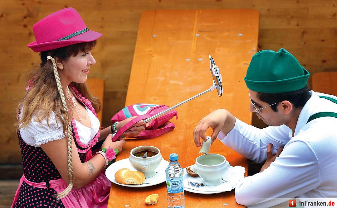 Eine Besucherin aus Peru fotografiert am 19.09.2015 auf dem Oktoberfest in München einen Selfie. Das Motiv des dpa-Fotografen Karl-Josef Hildenbrand wurde zum Siegerfoto in der Kategorie "Bayern Land & Leute".