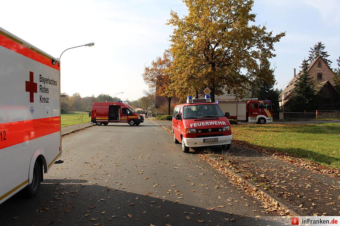 Unfall aufgrund von medizinischer Ursache – Kleinwagen in Heuballen geparkt