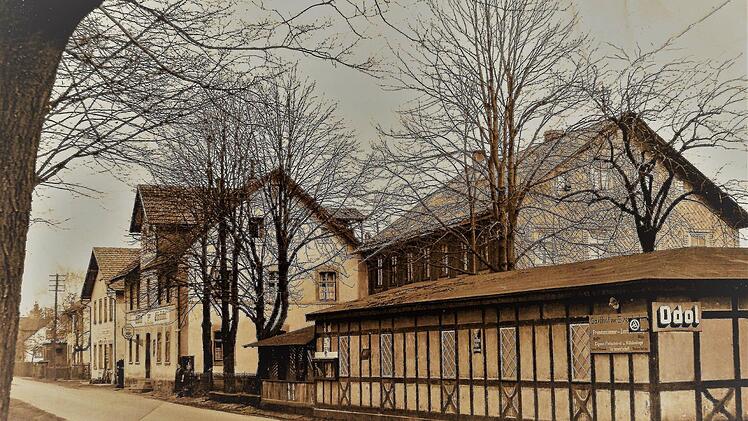 Das imposante Gebäudeensemble des "Gasthofes zur Eisenbahn" mit dem Gasthof, dem Nebengebäude mit Tanzsaal, Musikpavillon und Kegelbahn 1935