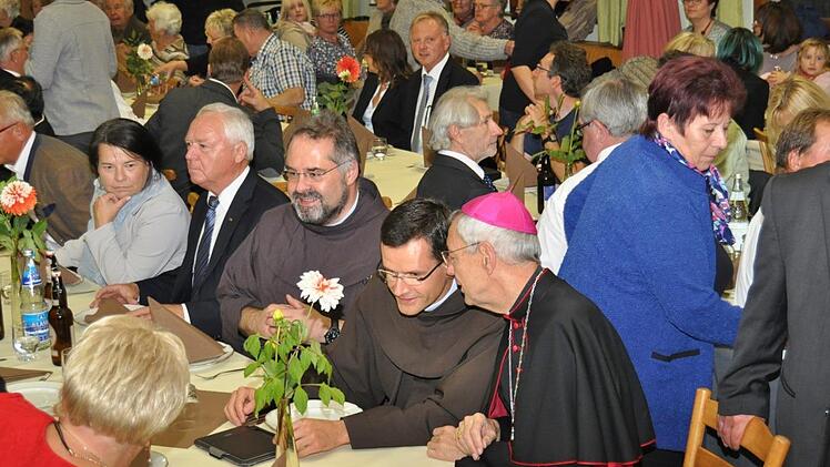 Keine Sprachschwierigkeiten hatten der Erzbischof und Pater Provinzial B.  Marciniak.  Sie unterhielten sich  auf  Italienisch, denn beide haben  in Rom studiert.