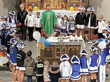 Beim Vater unser versammelten sich kleine und große Narren um den Altar.  Foto: Susanne Deuerling