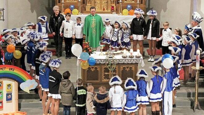 Beim Vater unser versammelten sich kleine und große Narren um den Altar.  Foto: Susanne Deuerling