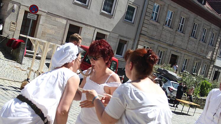 Die Frauen mussten die Bratwurst sicher über die Straße bringen. Foto: Magdalena Kestel