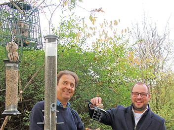 Thomas Neder und Sebastian Straubel im Obstlehrgarten  Foto: pr