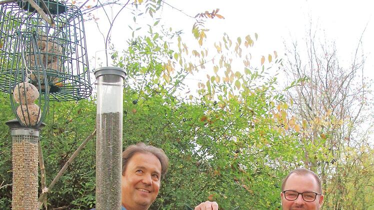 Thomas Neder und Sebastian Straubel im Obstlehrgarten  Foto: pr