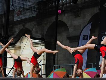 Turnerinnen des TV Ketschendorf bei einem Auftritt beim Schlossplatzfest. 75,8 Prozent der Coburger Jugendlichen zwischen 12 und 15 Jahren gehören mindestens einem Verein an; fast 49 Prozent davon sind in einem Sportverein. Fast 57 Prozent aller Jugendlichen geben an, dass Sport für sie regelmäßige Freizeitbeschäftigung ist. Foto: Barbara Herbst/CT-Archiv