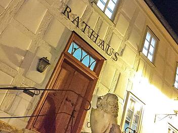 Seit der Sanierung ist das Seßlacher Rathaus ziemlich blass. Dabei bleibt es vorläufig. Die Umgestaltung ist dem Stadtrat zu teuer. Foto: S. Bastian