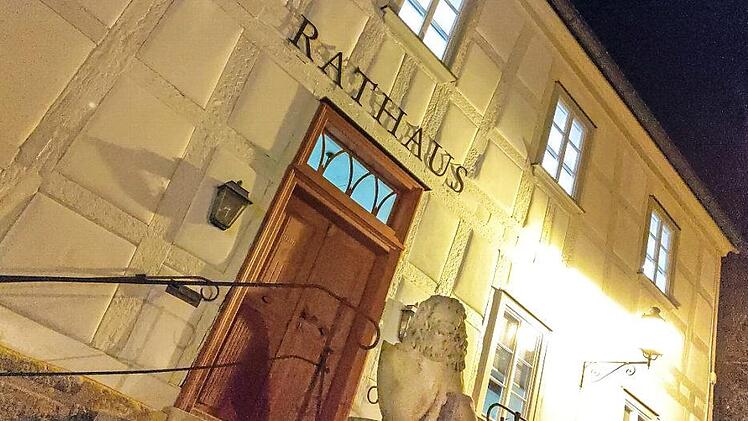 Seit der Sanierung ist das Seßlacher Rathaus ziemlich blass. Dabei bleibt es vorläufig. Die Umgestaltung ist dem Stadtrat zu teuer. Foto: S. Bastian