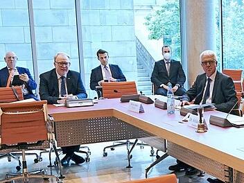 An der konstituierenden Sitzung des Wirecard-Untersuchungsausschusses nahm auch Bundestagspräsident Wolfgang Schäuble (rechts) teil. Hans Michelbach (dritter von links) ist stellvertretender Vorsitzender des Untersuchungsausschusses. Foto: Michael Kappeler/dpa