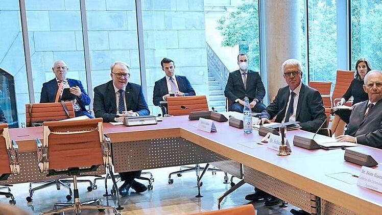 An der konstituierenden Sitzung des Wirecard-Untersuchungsausschusses nahm auch Bundestagspräsident Wolfgang Schäuble (rechts) teil. Hans Michelbach (dritter von links) ist stellvertretender Vorsitzender des Untersuchungsausschusses. Foto: Michael Kappeler/dpa