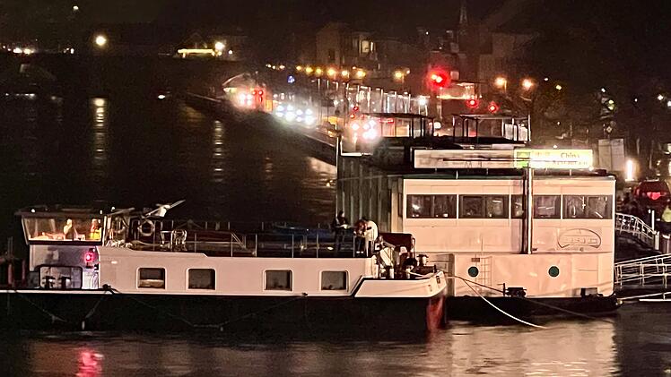 Containerschiff liegt quer im Main: Großeinsatz für Rettungskräfte