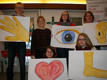 Paul Oerter (Hand), Ann-Kathrin Uhl (Herz), Stefanie Barthelmeß (Fuß), Anna-Maria Blümlein (Auge) und Tanja Wehner (Ohr) zeigen ihrer neuen Dekanatsjugendreferentin Eva Lehner-Gundelach, dass ihre Jugendlichen verschiedene Talente haben, aber ein Team sind. Fotos: Tom Müller
