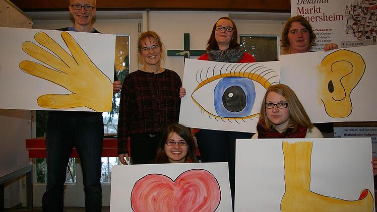 Paul Oerter (Hand), Ann-Kathrin Uhl (Herz), Stefanie Barthelmeß (Fuß), Anna-Maria Blümlein (Auge) und Tanja Wehner (Ohr) zeigen ihrer neuen Dekanatsjugendreferentin Eva Lehner-Gundelach, dass ihre Jugendlichen verschiedene Talente haben, aber ein Team sind. Fotos: Tom Müller