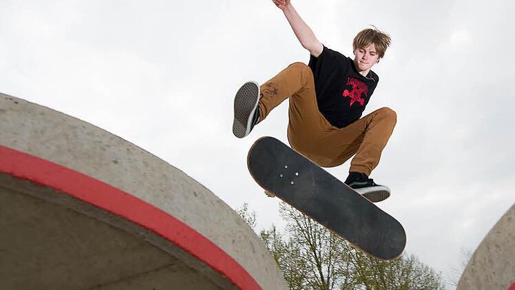 David Jurchen springt über die Mallorca Banks auf dem neuen Skatepark in Würzburg. Foto: Tobias Köpplinger