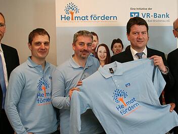 Rainer Geis, Matthias Laus und Roland Schmitt (alle VR-Bank) mit MdL Sandro Kirchner (CSU) und VR-Bankvorstand Hans Beudert. Foto: W. Vogel