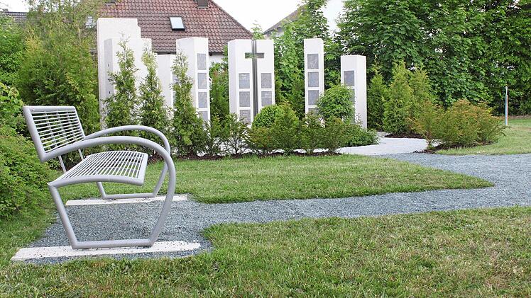Der Bedarf an Urnenplätzen steigt. Dem wurde auch in Hochstadt Rechnung getragen. Foto: R. Popp