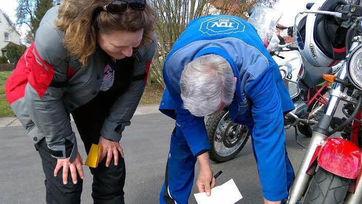 TÜV-Mann Herbert Baus bei der Reifenkontrolle. Foto: Karlheinz Franz