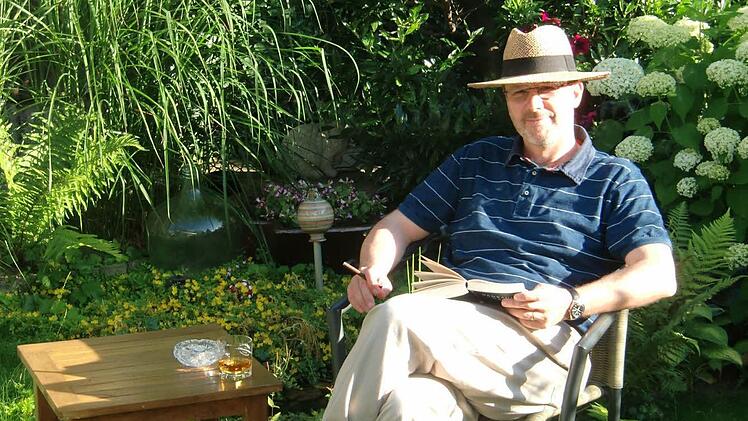 Johannes Merz mit seinem Urlaubsbuch. Foto: Stadtbibliothek