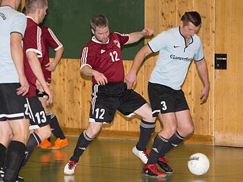 Der TSV Windheim (rotes Trikot) und der ASV Kleintettau sind zwei der vier Mannschaften aus dem Kreis Kronach, die sich für die Hallenbezirksmeisterschaft der A-Senioren qualifiziert haben. Foto: Heinrich Weiß