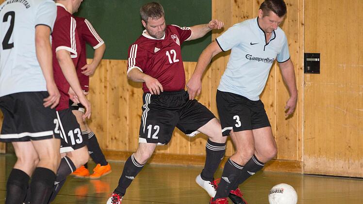 Der TSV Windheim (rotes Trikot) und der ASV Kleintettau sind zwei der vier Mannschaften aus dem Kreis Kronach, die sich für die Hallenbezirksmeisterschaft der A-Senioren qualifiziert haben. Foto: Heinrich Weiß