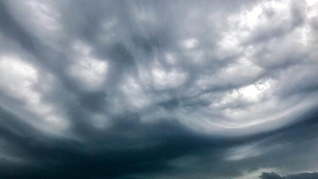 Mit Regen, Blitz und Donner in die neue Woche: Im Süden Deutschlands sorgt Anfang der Woche feuchte Luft erneut für Schauer und Gewitter. Auch in Franken werden Gewitter erwartet, allerdings erst später. Symbolbild, Foto: Julian Stähle/dpa