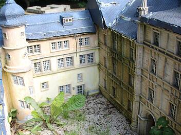 Aufgequollene Dächer, zerbröselte Fassade und Unkraut im Innenhof von Schloss Ehrenburg in Miniatur.Foto: Christiane Lehmann