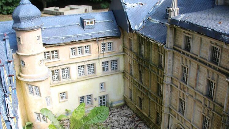 Aufgequollene Dächer, zerbröselte Fassade und Unkraut im Innenhof von Schloss Ehrenburg in Miniatur.Foto: Christiane Lehmann