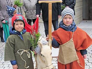 Kurt und Maximilian stellten in einem Szenenspiel den Jünger Jakobus und den Eigentümer des Esels dar, auf dem Jesus schließlich nach Jerusalem eingezogen war.  Foto: Martin Koch