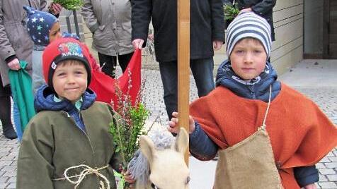 Kurt und Maximilian stellten in einem Szenenspiel den Jünger Jakobus und den Eigentümer des Esels dar, auf dem Jesus schließlich nach Jerusalem eingezogen war.  Foto: Martin Koch
