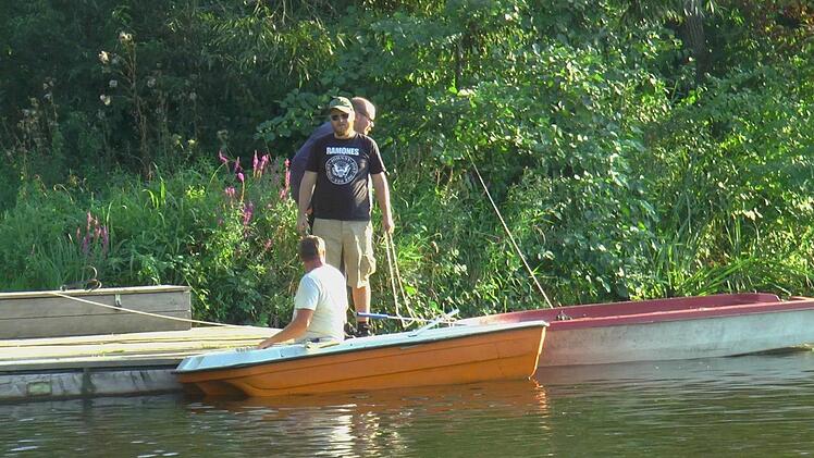 Die Helfer um den Vorsitzenden des Sportanglervereins Wonfurt, Andreas Baunacher (stehend vorne), hatten drei Tage lang alle Hände voll zu tun, um die toten Fische zu entsorgen. Foto: Christian Licha
