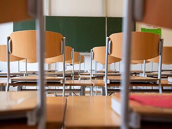 Stühle hoch! Die Klassenzimmer in den Coburger Schulen sind  in den nächsten fünf Wochen  verwaist. Sven Hoppe/dpa