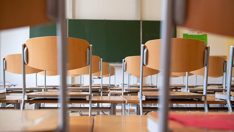 Stühle hoch! Die Klassenzimmer in den Coburger Schulen sind  in den nächsten fünf Wochen  verwaist. Sven Hoppe/dpa