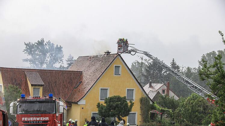 Nach vermeintlichen Blitzeinschlag: Feuer bricht in Dachstuhl aus