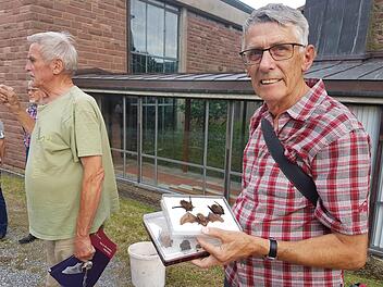 Ulf Zeidler und Dieter Fünfstück berichten von der Lebensweise der 18 im Landkreis vorkommenden Fledermausarten.  Foto: E. Assmann