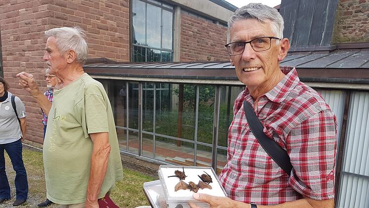Ulf Zeidler und Dieter Fünfstück berichten von der Lebensweise der 18 im Landkreis vorkommenden Fledermausarten.  Foto: E. Assmann