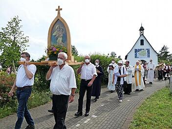 Die Andachtsbesucher machten sich in Prozession auf den Marienweg.