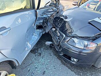 Weil er beim Abbiegen ein entgegenkommendes Auto &uuml;bersah, hat ein Kronacher bei Himmelkron einen schweren Unfall verursacht.