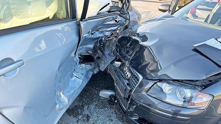 Weil er beim Abbiegen ein entgegenkommendes Auto &uuml;bersah, hat ein Kronacher bei Himmelkron einen schweren Unfall verursacht.