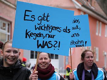 Beim Faschingsumzug 2019 machten diese Keglerinnen auf ihre ungelöste Spielstätten-Situation aufmerksam. Zum Jahreswechsel verlässt der Sportkegelverein die Stadt und wechselt nach Zeitlofs. Der FC- Vorstand bezieht jetzt Stellung.