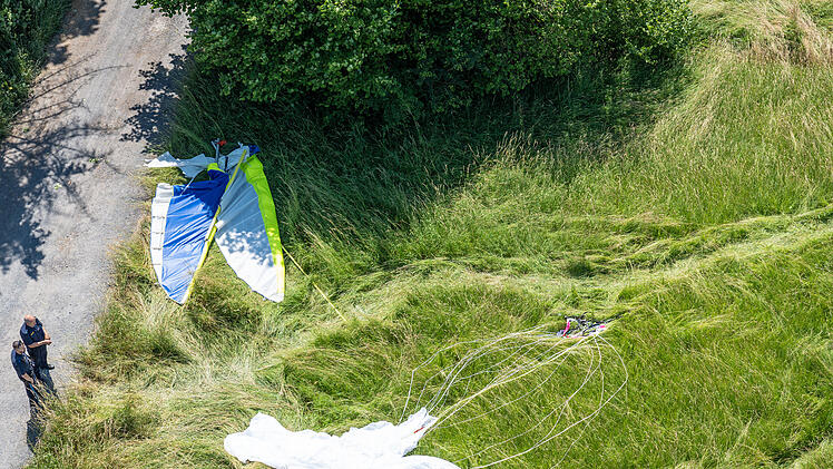Forsthub (Kreis Coburg): Trike-Gleitschirm stürzt über Wiese ab - Pilot schwer verletzt